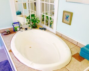 Combined shower/tub, hair dryer, towels, soap - Rum Island Springs Cabin (Fort White)