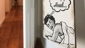 En dörr med en skylt som lyder: ”Gå inte in här” och ”Sömnig person…”.