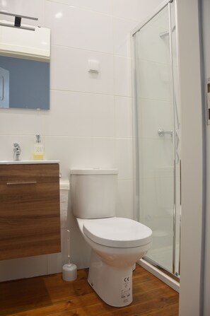 Junior Double Room, Private Bathroom | Bathroom | Shower, rainfall showerhead, free toiletries, hair dryer - Baron Faro - Guest House (Faro)