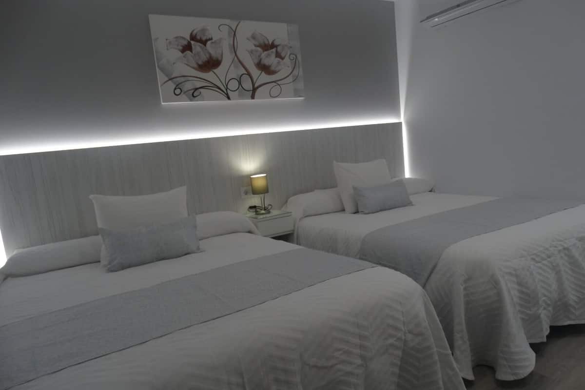 Vierbettzimmer | Hochwertige Bettwaren, Daunenbettdecken, individuell dekoriert