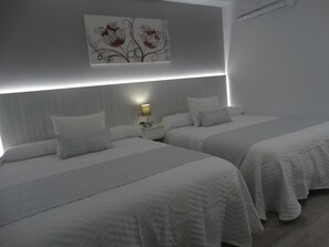 Quadruple Room | Premium bedding, down duvets, individually decorated - P Mastil 16 (Málaga)