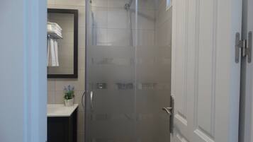 Chambre Quadruple | Douche de la salle de bain
