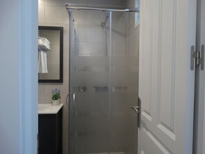 Quadruple Room | Bathroom shower