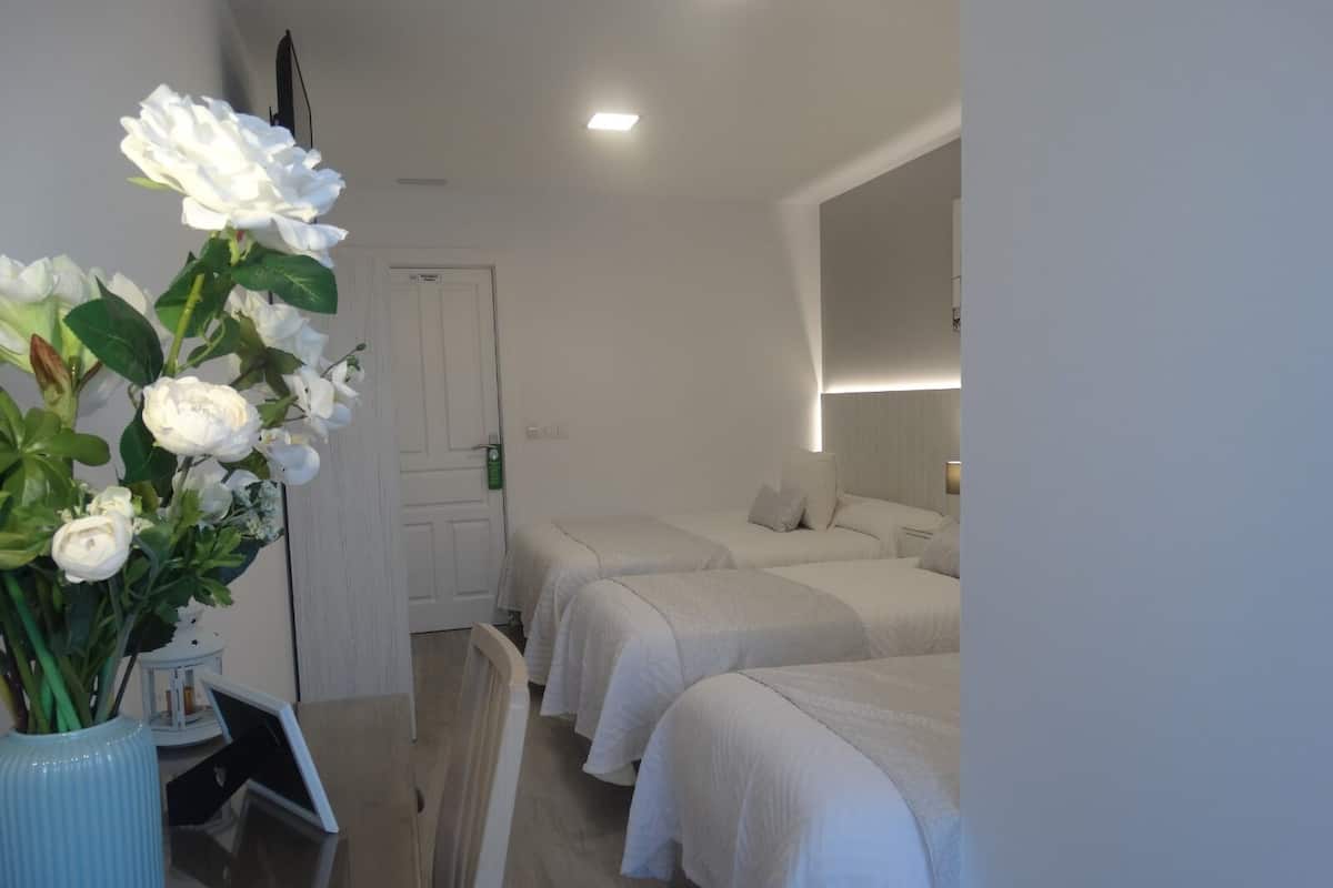 Vierbettzimmer | Hochwertige Bettwaren, Daunenbettdecken, individuell dekoriert