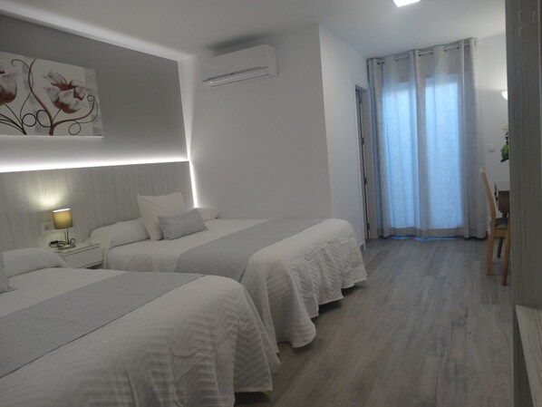 Habitación cuádruple | Ropa de cama de alta calidad, edredón y decoración personalizada 