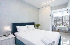 Deluxe-Studio | Individuell eingerichtet, Schreibtisch, laptopgeeigneter Arbeitsplatz