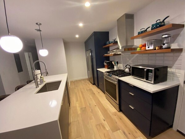 Réfrigérateur, four à micro-ondes, un four, surface de cuisson