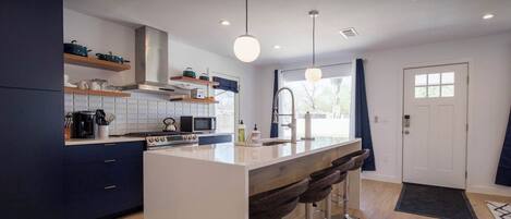 ثلاجة، ميكروويف، فرن، موقد طهي مسطح