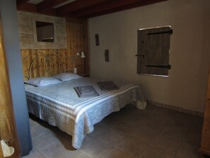 4 chambres, bureau, fer et planche à repasser, lits bébé