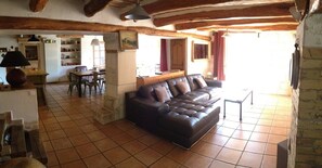 TV connectée, livres, espaces bureaux, imprimantes