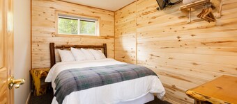 Duplex 2 Queen Bedroom Full Bath Full Kitchen 10 Minutes from West Glacier Park!