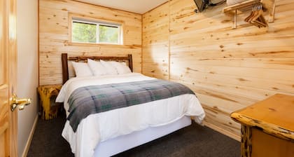 Duplex 2 Queen Bedroom Full Bath Full Kitchen 10 Minutes from West Glacier Park!