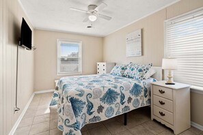 4 bedrooms, iron/ironing board, WiFi, bed sheets - Waterfront channel & pet-friendly home close to beach-fishing and crabbing (North Myrtle Beach)