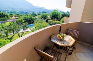 Apartment (Superior Two Bedroom w Swimming Pool) | Balcony