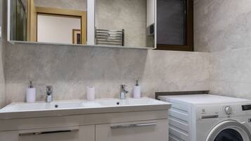 Apartment (Superior Two Bedroom w Swimming Pool) | Badezimmer