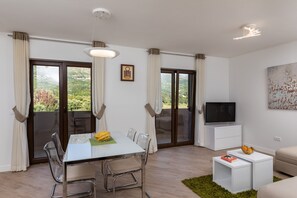 Apartment (Premium Two Bedroom w Swimming Pool) | In-room dining - Apartments Setemana (Zupa dubrovacka)