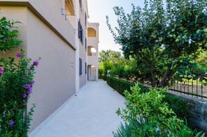 Experience the tranquil atmosphere of this Mediterranean-style courtyard, complete with a tree bearing lemons and a beautifully maintained garden.