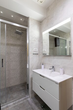 Apartment (Premium Two Bedroom w Swimming Pool) | Bathroom | Hair dryer, towels - Apartments Setemana (Zupa dubrovacka)