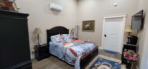 1 bedroom, free WiFi, bed sheets - Escape to "Cardinal Cottage" in the Country with AMAZING Sunsets (Temple)