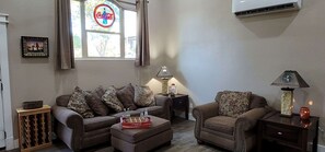 TV, fireplace, books, music library - Escape to "Cardinal Cottage" in the Country with AMAZING Sunsets (Temple)