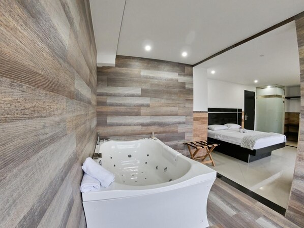 Separate tub and shower, jetted tub, hydromassage showerhead, towels - Hotel La Esperanza (Cartagena)