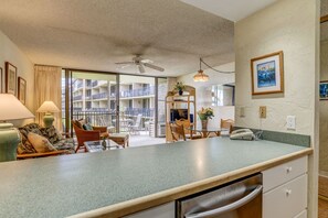 Interior - Timeless island charm and breathtaking views (Lahaina)