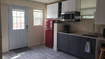 雪櫃、微波爐、焗爐、爐具