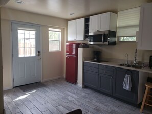 Fridge, microwave, oven, stovetop - Weaverville-King Bed,Walk to Downtown and the Lake (Weaverville)