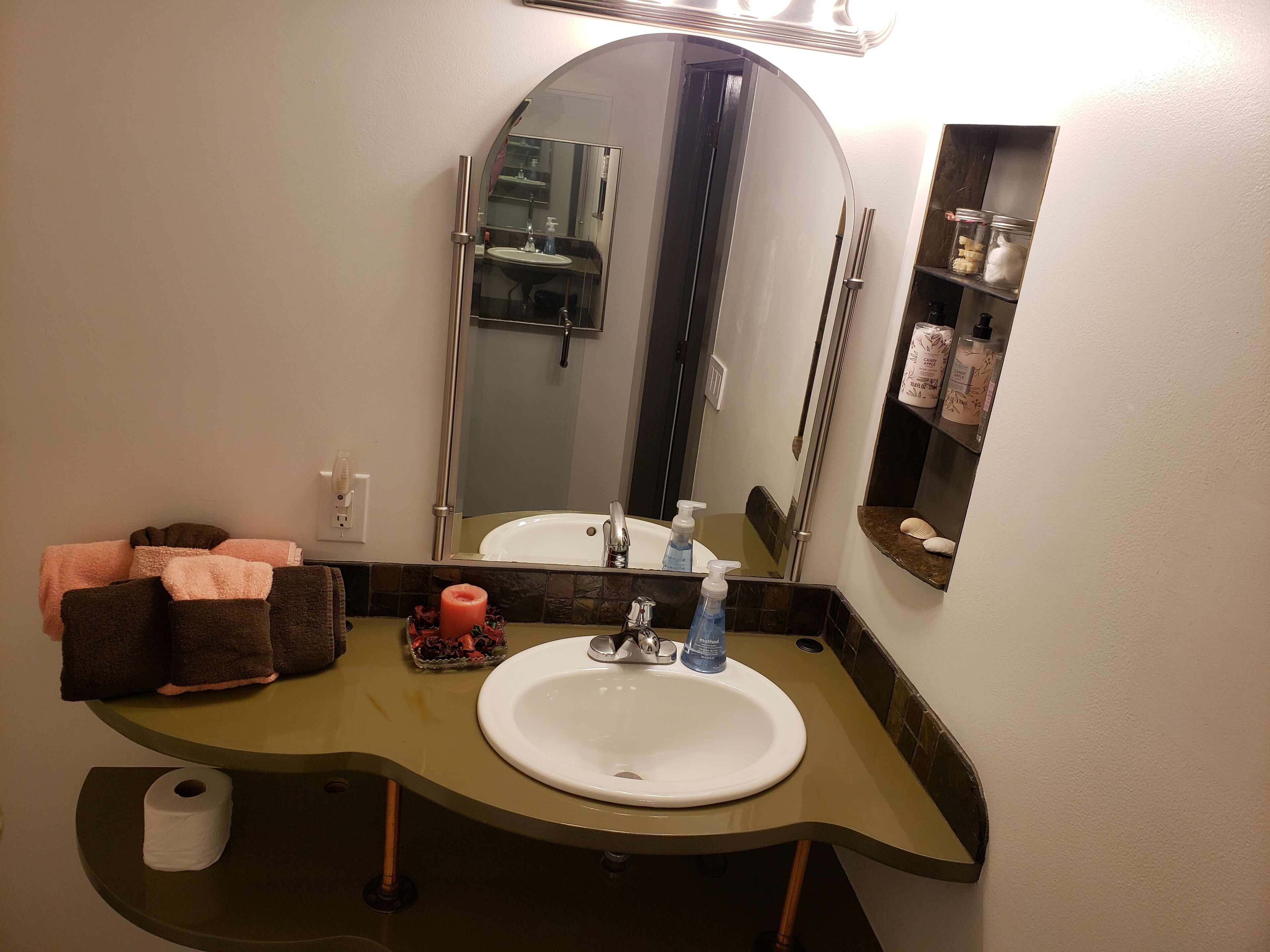 Douche, sèche-cheveux, serviettes fournies, savon