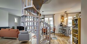 تلفزيون ذكي، مدفأة، مشغل دي في دي، كُتُب