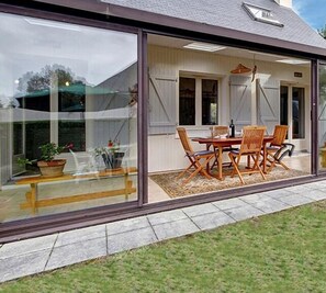 Outdoor dining - 🏛️ Villa Bruyeride 3*: Experience the History of the New UNESCO World Heritage Site (Saint-Philibert)