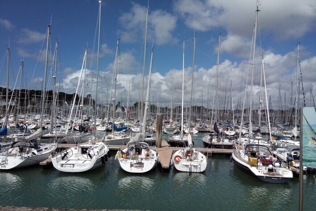 Un port de plaisance où de nombreux voiliers sont amarrés au quai.