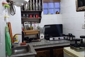 Fridge, oven, stovetop, blender