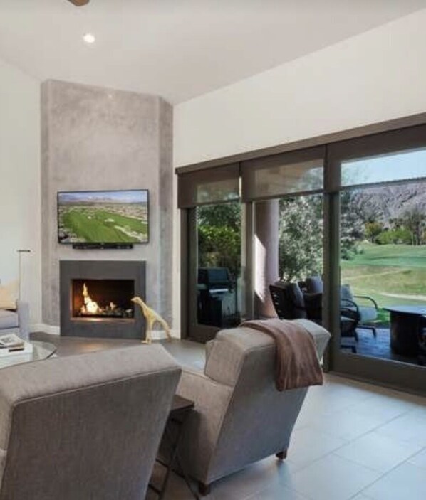 Älytelevisio, takka, kirjoja