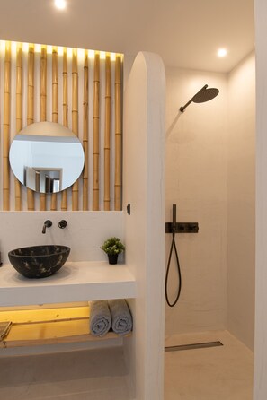 Combined shower/bathtub, hair dryer, towels, soap - Youtopia Villa 1 (Chora, Ios)