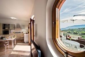 Villa | Eget kök | Stort kylskåp, mikrovågsugn, ugn och spishäll