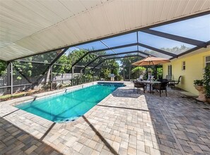 Piscina all'aperto, una piscina riscaldata