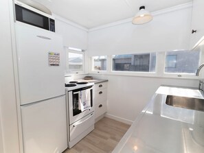 Réfrigérateur, micro-ondes, plaque de cuisson, lave-vaisselle