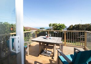 Outdoor dining - Blue Water Cottage Near Beaches (New Plymouth)