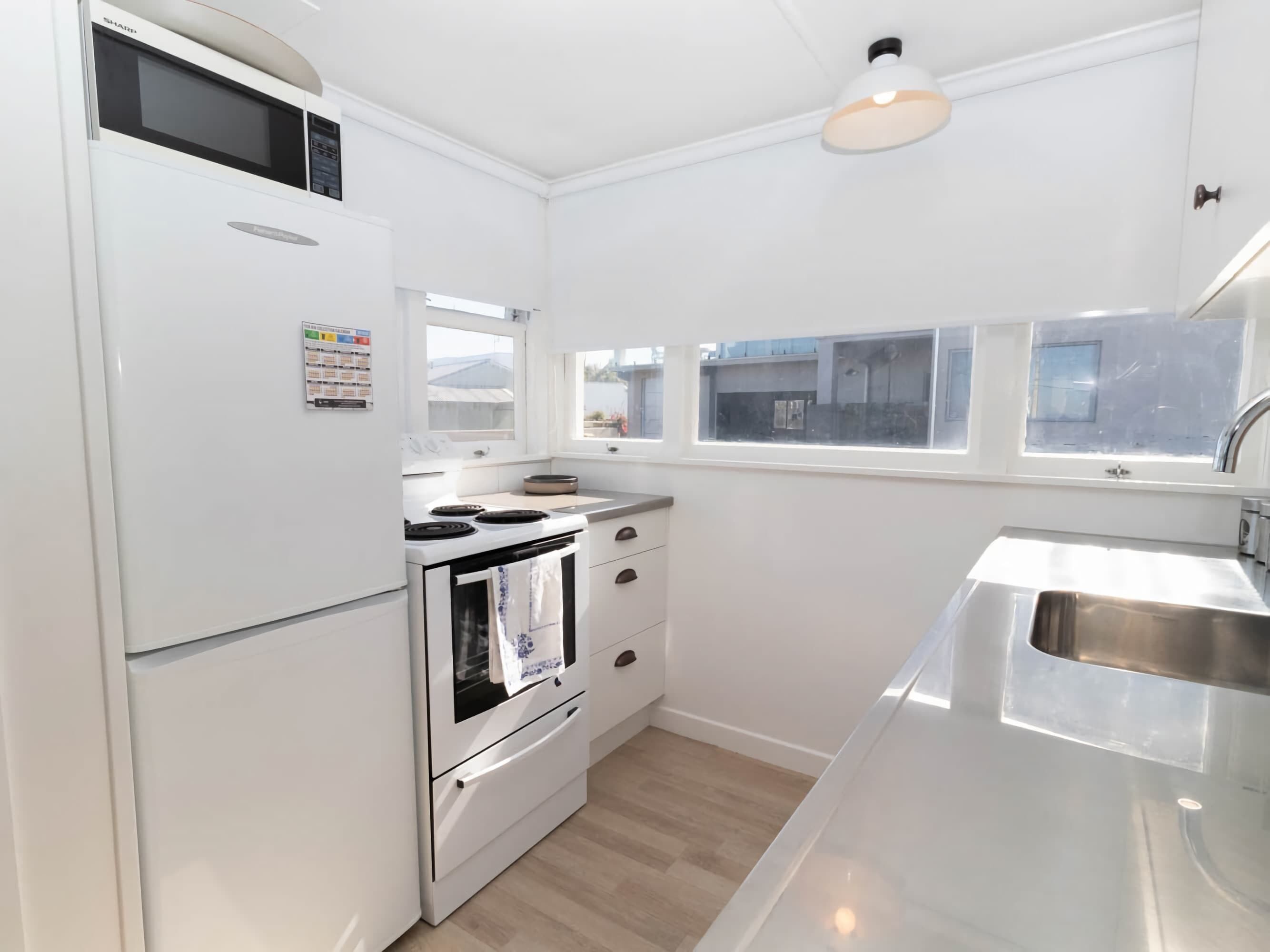 Réfrigérateur, micro-ondes, plaque de cuisson, lave-vaisselle