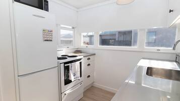 Kühlschrank, Mikrowelle, Herdplatte, Geschirrspüler