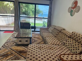 Escritorio y espacio para trabajar con un portátil