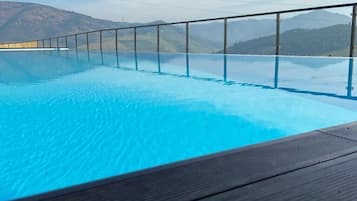 Una piscina al aire libre de temporada