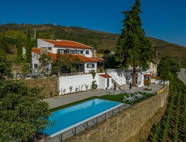 Una piscina al aire libre de temporada