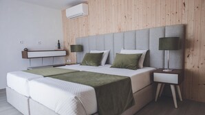 A modern bedroom with a large bed, two bedside tables, a nightstand, and a wall-mounted shelf. - Quinta da Portela Douro (Armamar)