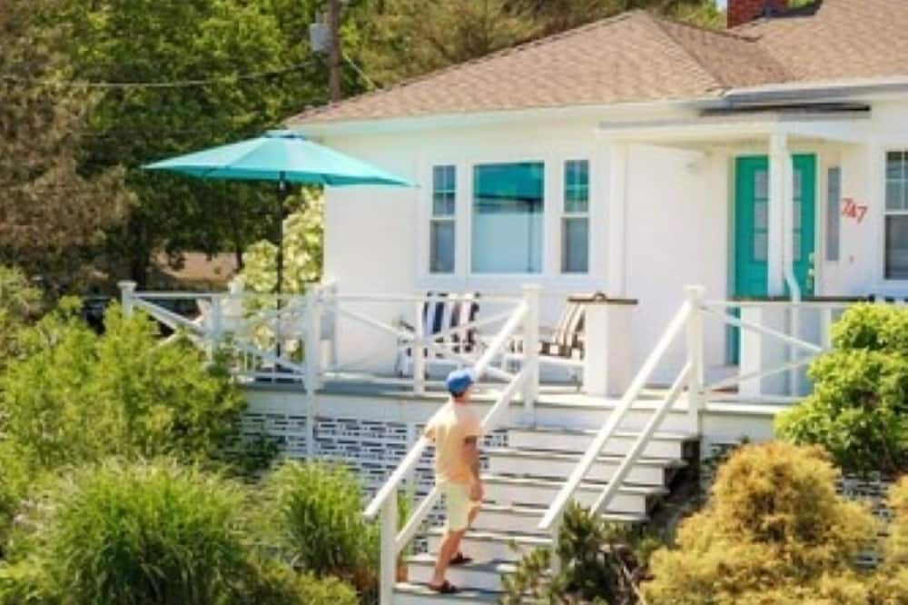 Rye Motor Inn - Oceanfront, Walk to Beach