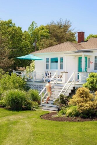 Rye Motor Inn - Oceanfront, Walk to Beach