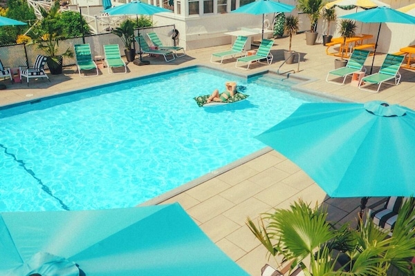 Piscina externa sazonal, funciona das 8h às 21h, guarda-sóis