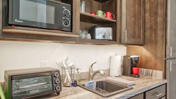 Cafetière/bouilloire, réfrigérateur, micro-ondes, bouilloire électrique