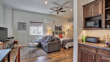 1 slaapkamer, een kluis op de kamer, een strijkplank/strijkijzer, wifi